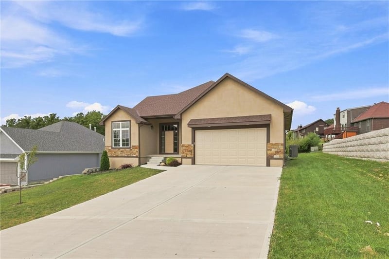 7402 Palmer Ave, Kansas City, MO 64133