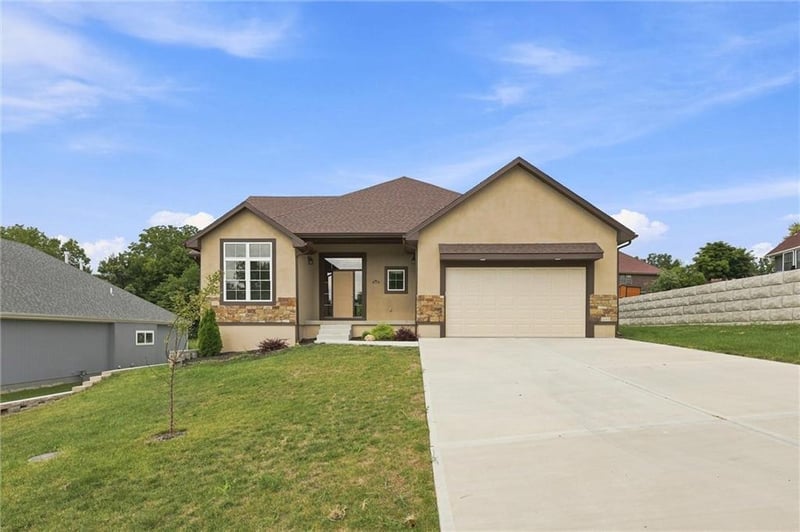 7402 Palmer Ave, Kansas City, MO 64133