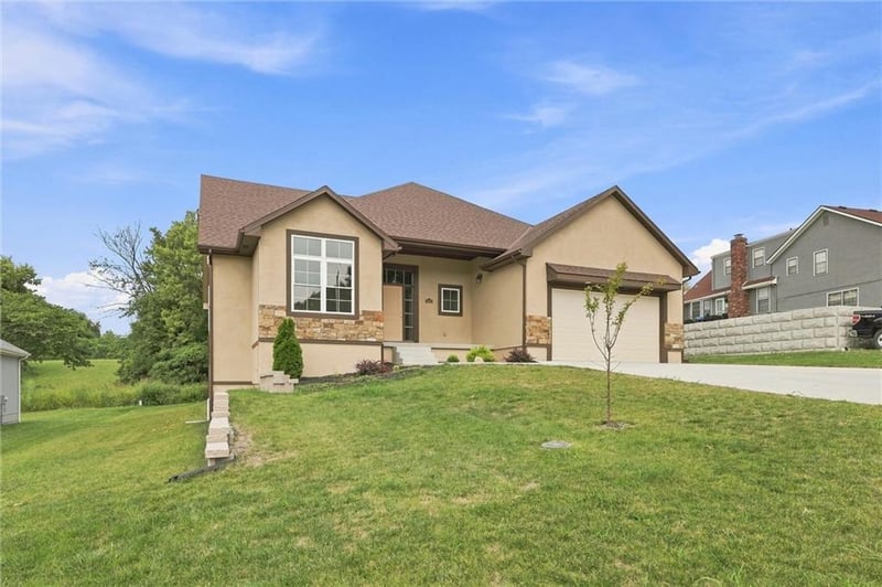 7402 Palmer Ave, Kansas City, MO 64133