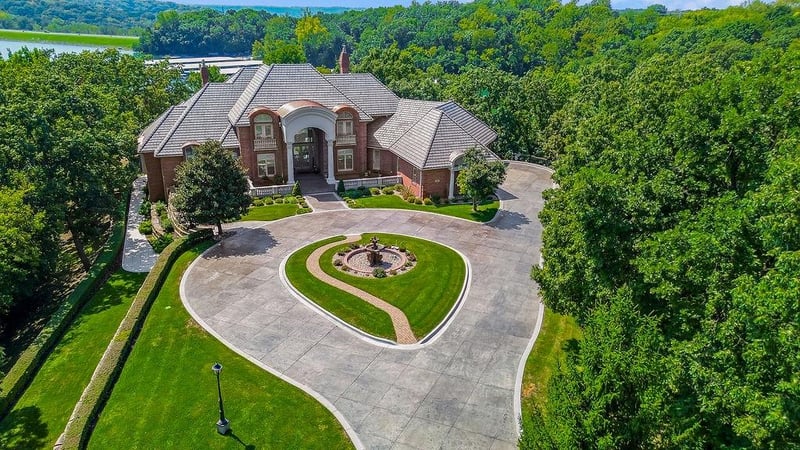 6006 W Shore Ct, Parkville, MO 64152