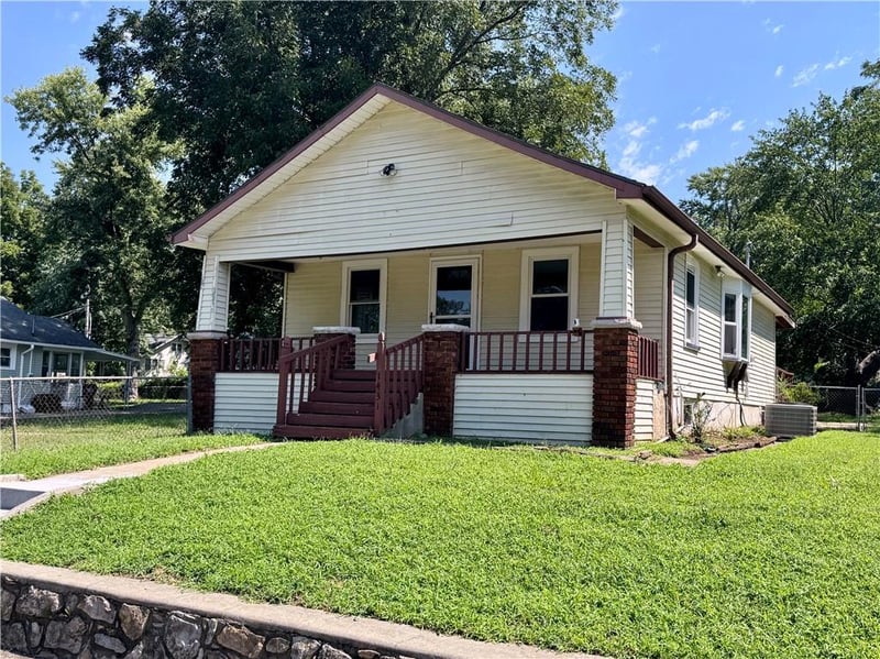 1431 S Hardy Ave, Independence, MO 64052