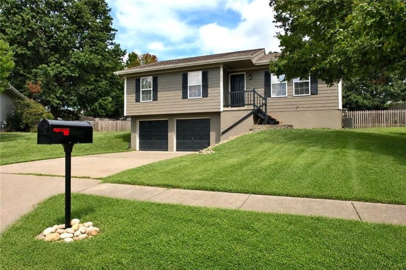 1215 Susan St, Kearney, MO 64060