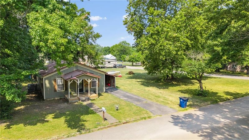 509 N State St, Caney, KS 67333