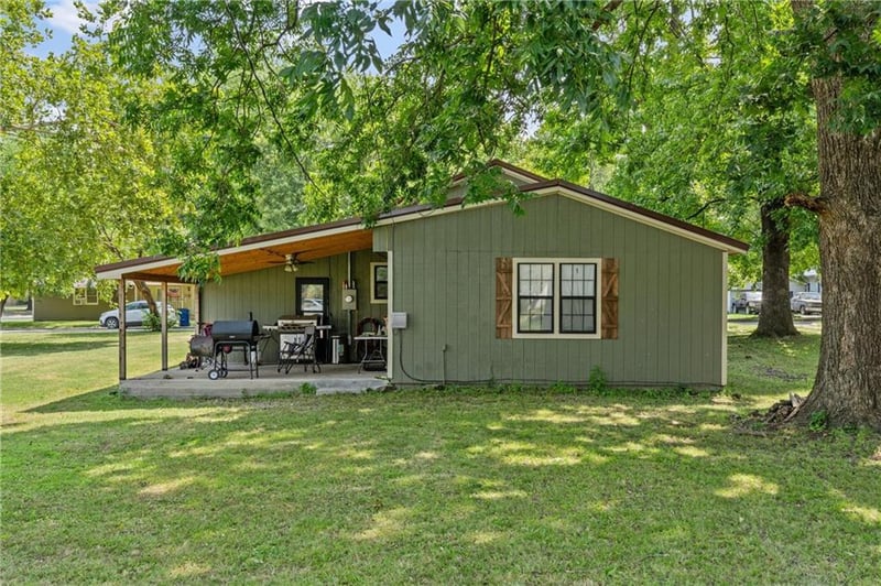 509 N State St, Caney, KS 67333