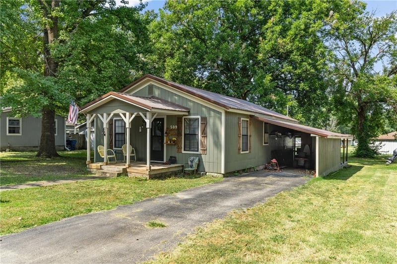 509 N State St, Caney, KS 67333
