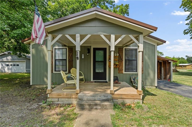 509 N State St, Caney, KS 67333