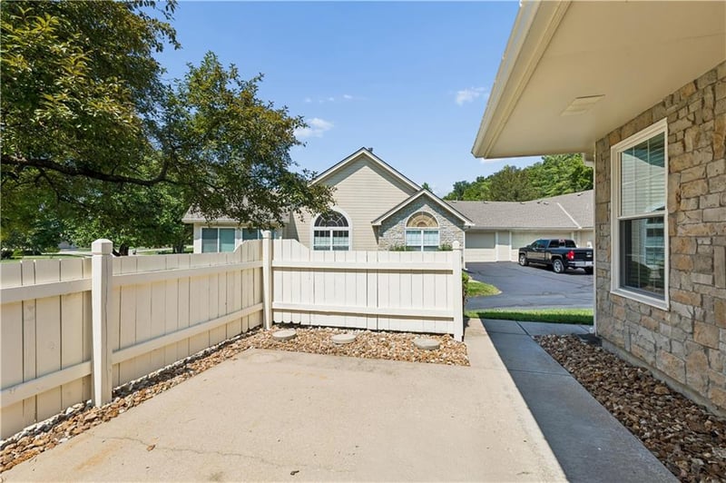 931 NE Devon Dr, Lee's Summit, MO 64064