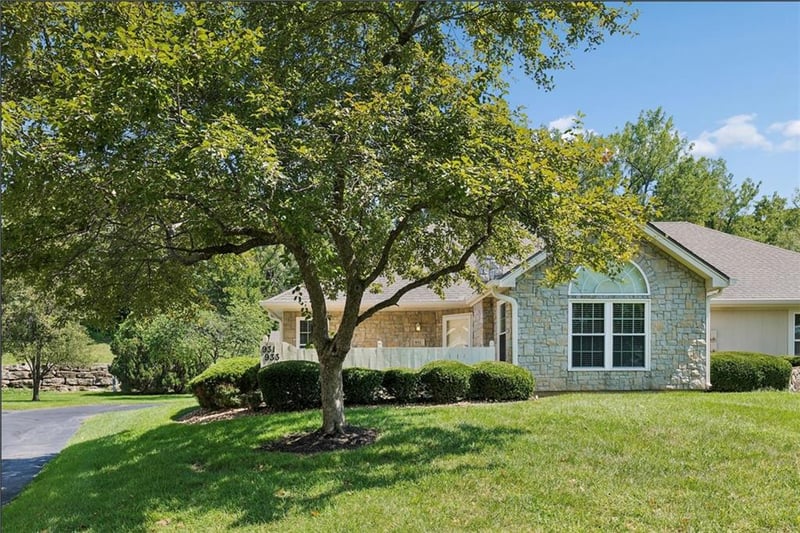 931 NE Devon Dr, Lee's Summit, MO 64064