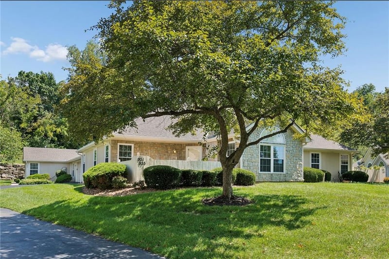 931 NE Devon Dr, Lee's Summit, MO 64064