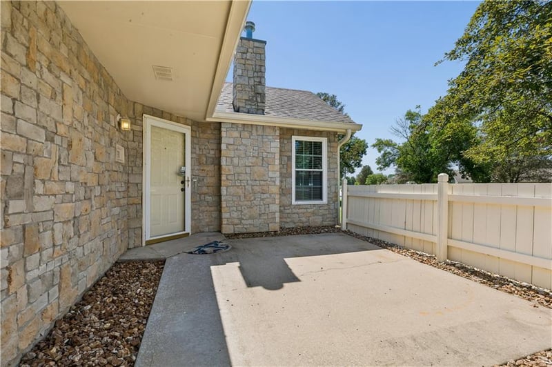 931 NE Devon Dr, Lee's Summit, MO 64064