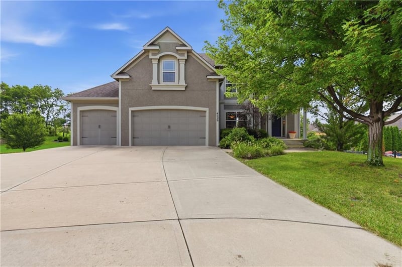 4229 S White Sands Ct, Blue Springs, MO 64015