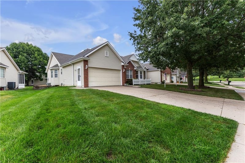 4909 Ashbey Dr, St Joseph, MO 64506