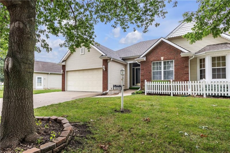 4909 Ashbey Dr, St Joseph, MO 64506