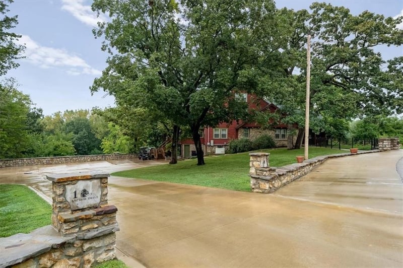 1 Anchor Dr, Lake Tapawingo, MO 64015