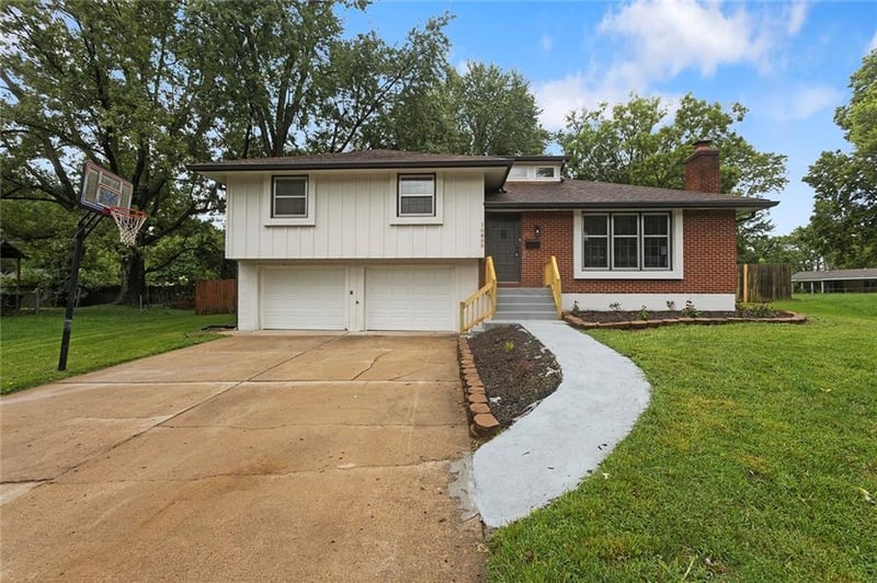 10805 E 65th St, Raytown, MO 64133