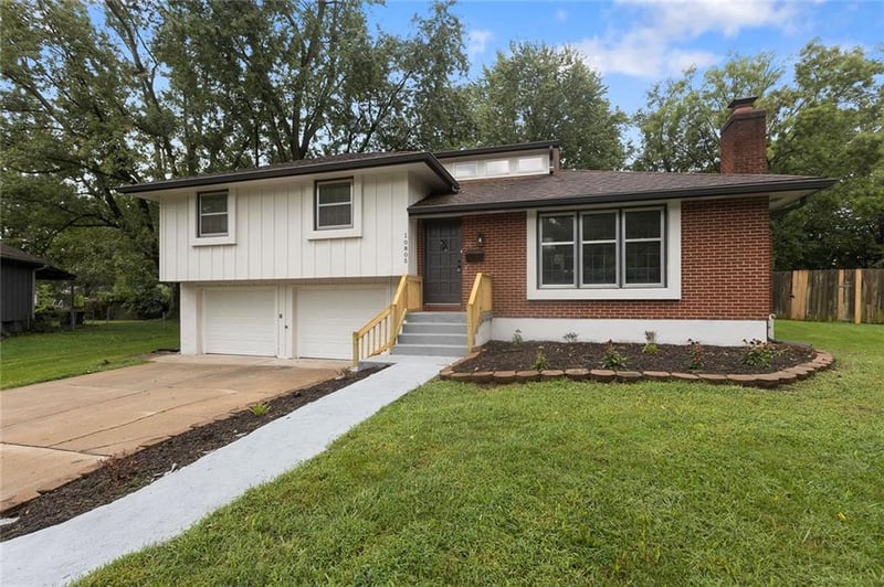 10805 E 65th St, Raytown, MO 64133