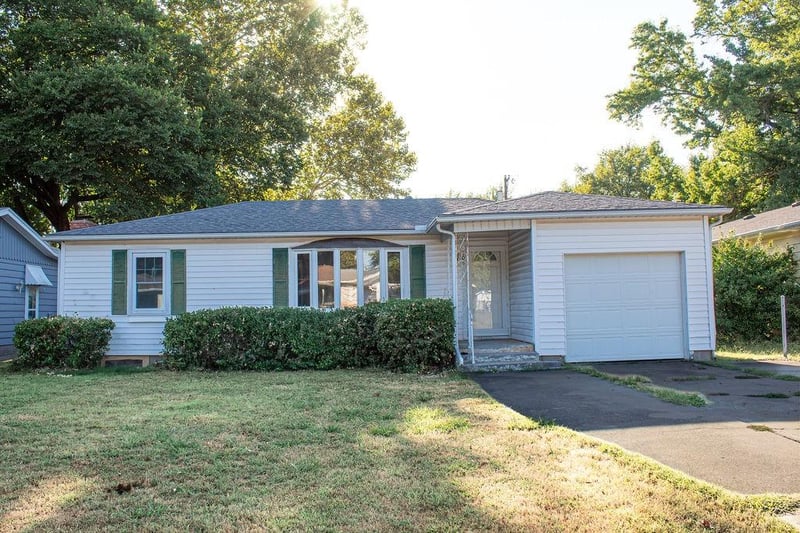 103 Warwick Rd, Coffeyville, KS 67337