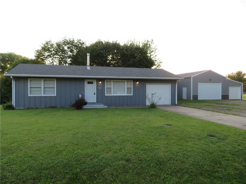 8867 Hilltop Rd, Ozawkie, KS 66070