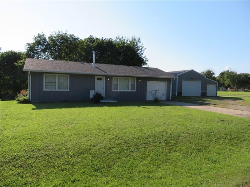 8867 Hilltop Rd, Ozawkie, KS 66070
