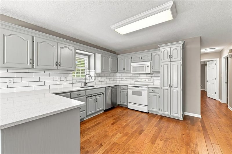820 SE 11th Ter N, Lee's Summit, MO 64081
