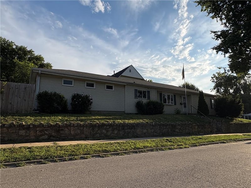 2823 Mulberry St, St Joseph, MO 64501