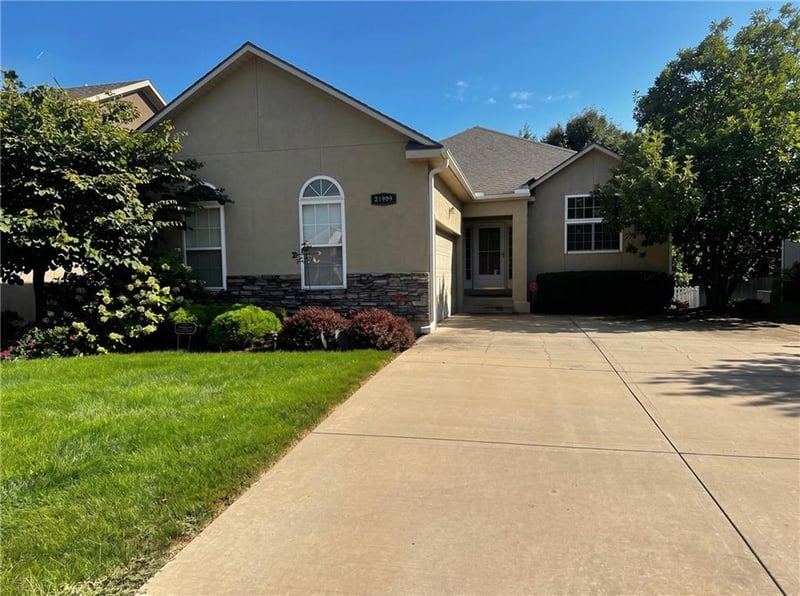 21999 W 121st St, Olathe, KS 66061