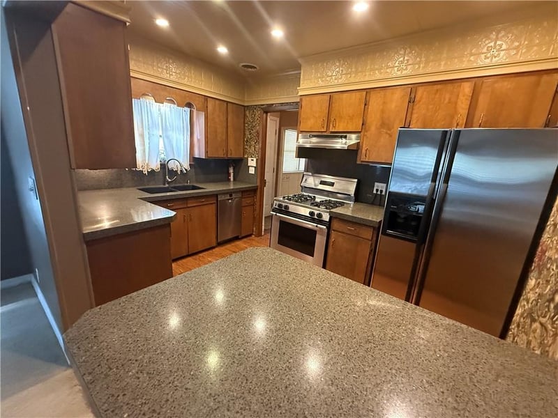 706 W 1st St, Coffeyville, KS 67337