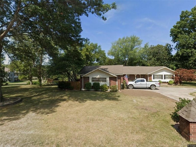 900 Holly Ave, Harrisonville, MO 64701
