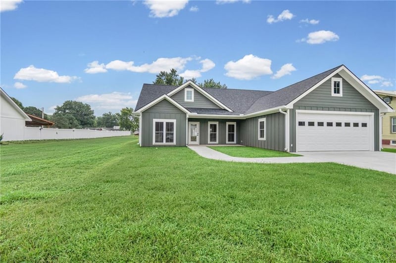 102 E 4th St, Norborne, MO 64668