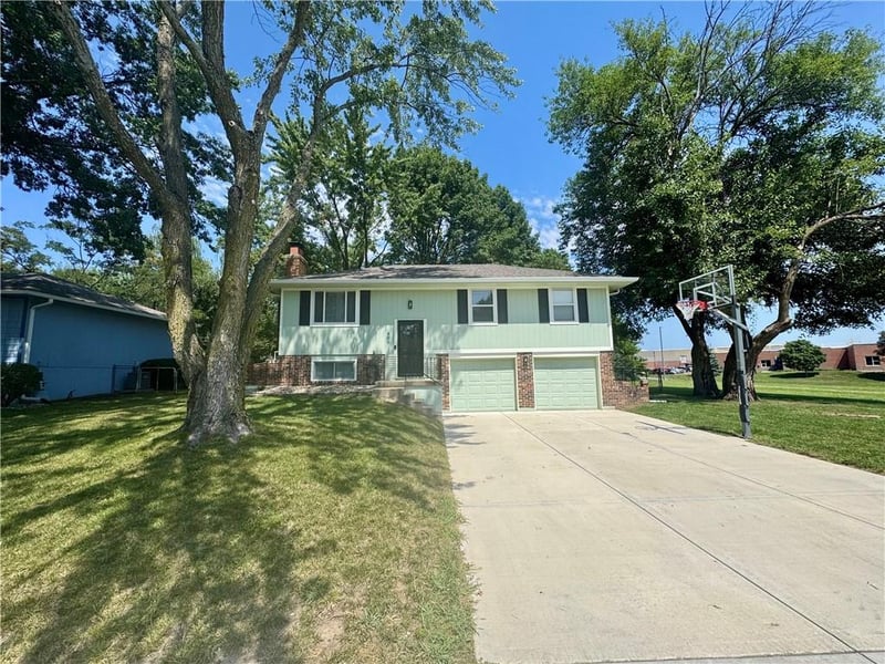 600 SW 35th Ter, Lee's Summit, MO 64082