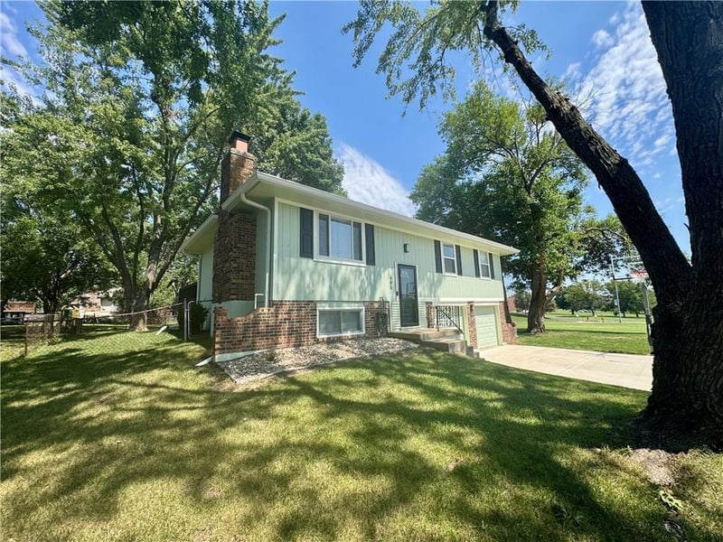 600 SW 35th Ter, Lee's Summit, MO 64082