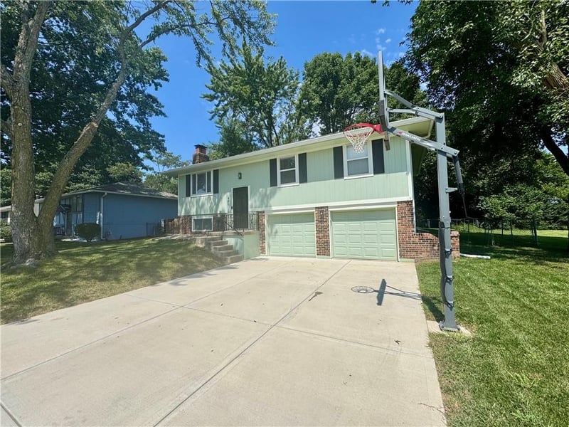 600 SW 35th Ter, Lee's Summit, MO 64082