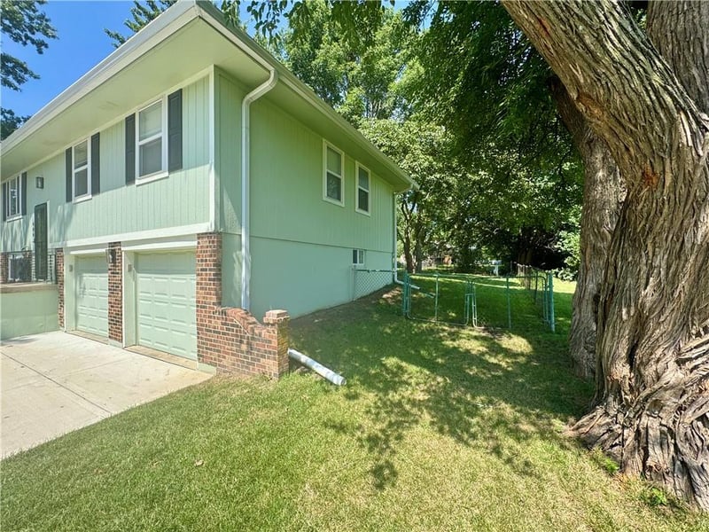 600 SW 35th Ter, Lee's Summit, MO 64082