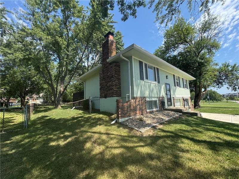 600 SW 35th Ter, Lee's Summit, MO 64082