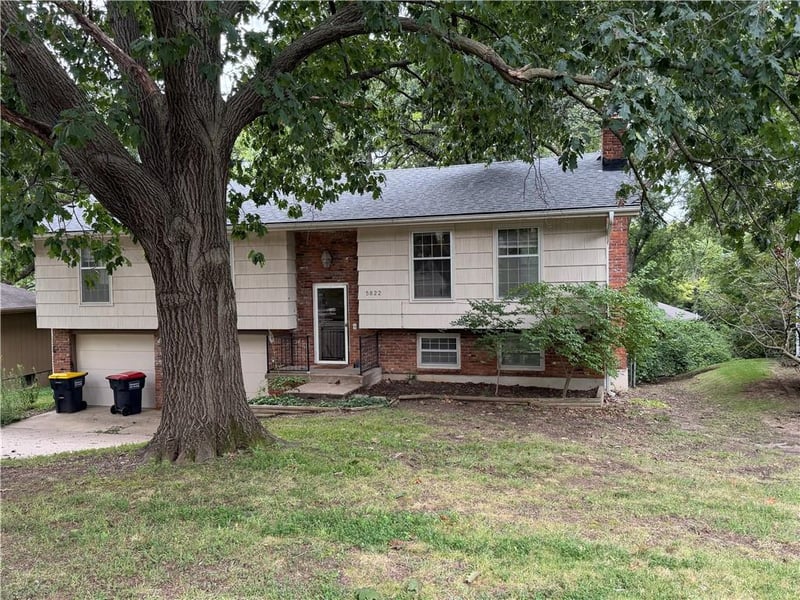 5822 NW Aspen Ln, Kansas City, MO 64152