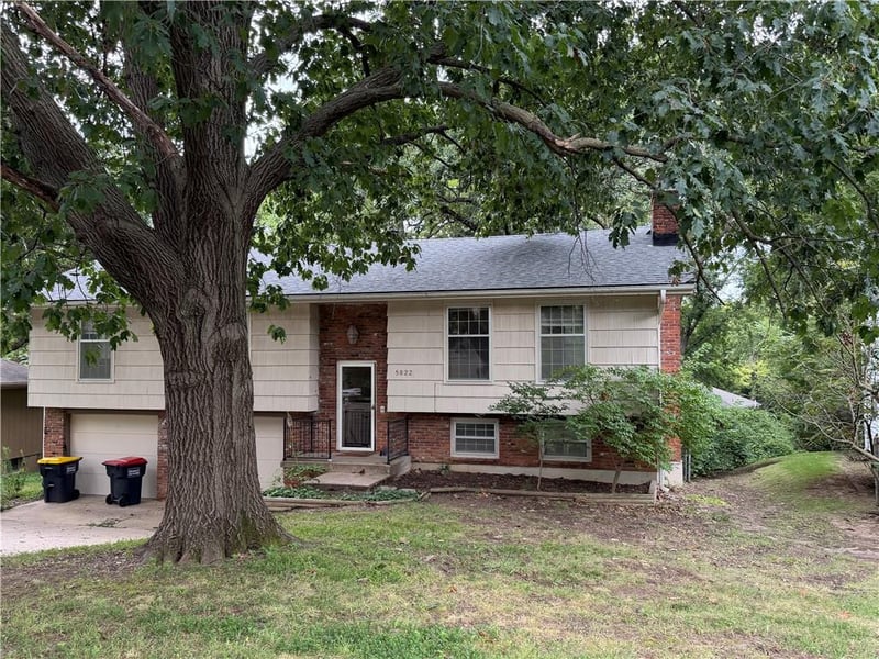 5822 NW Aspen Ln, Kansas City, MO 64152