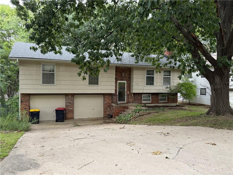 5822 NW Aspen Ln, Kansas City, MO 64152