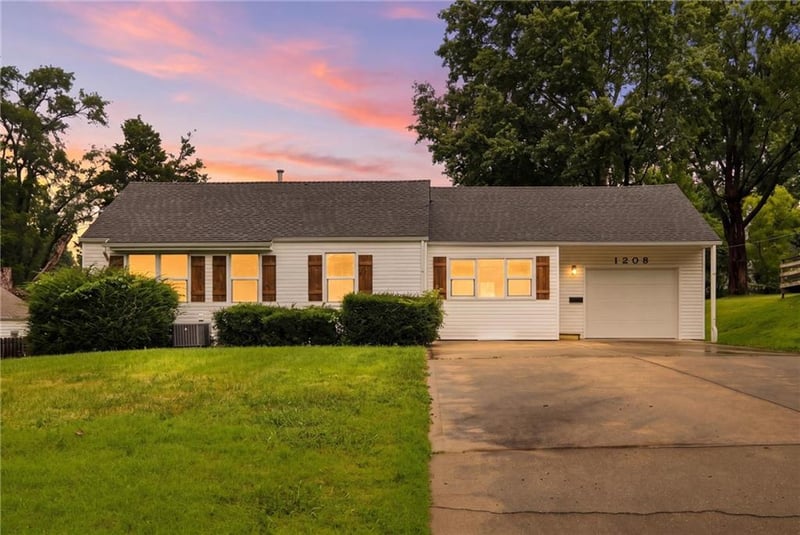 1208 W 33rd St, Independence, MO 64055