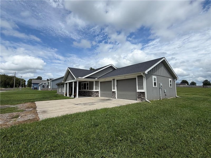 203 Valley St, Lathrop, MO 64465