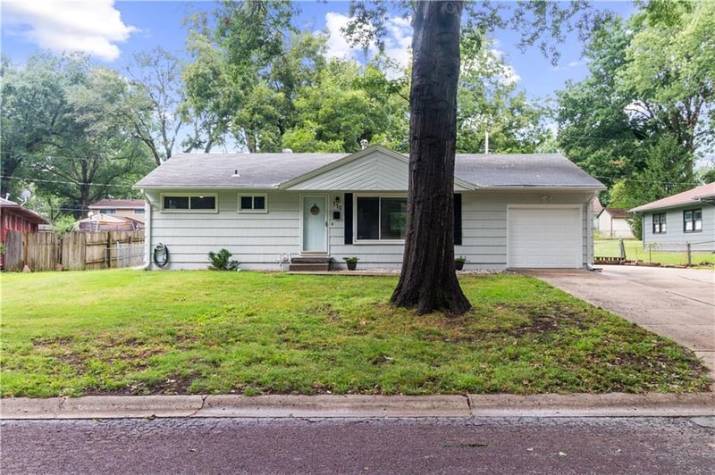 110 Manor Dr, Belton, MO 64012