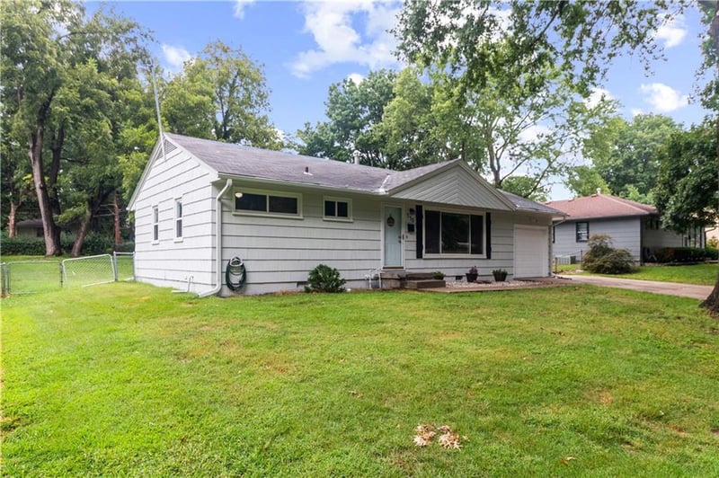 110 Manor Dr, Belton, MO 64012
