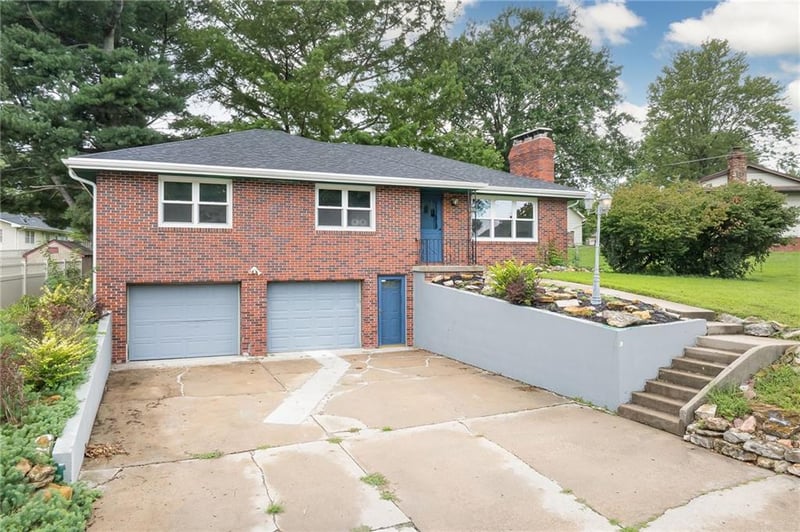 1806 Safari Dr, St Joseph, MO 64506