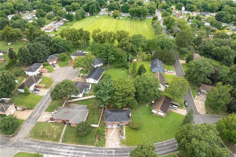 1806 Safari Dr, St Joseph, MO 64506