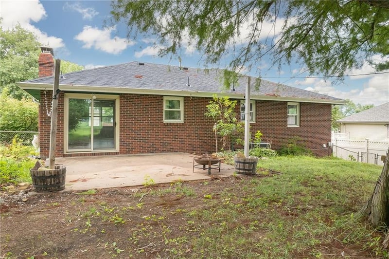 1806 Safari Dr, St Joseph, MO 64506