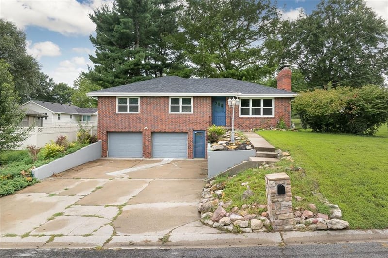 1806 Safari Dr, St Joseph, MO 64506