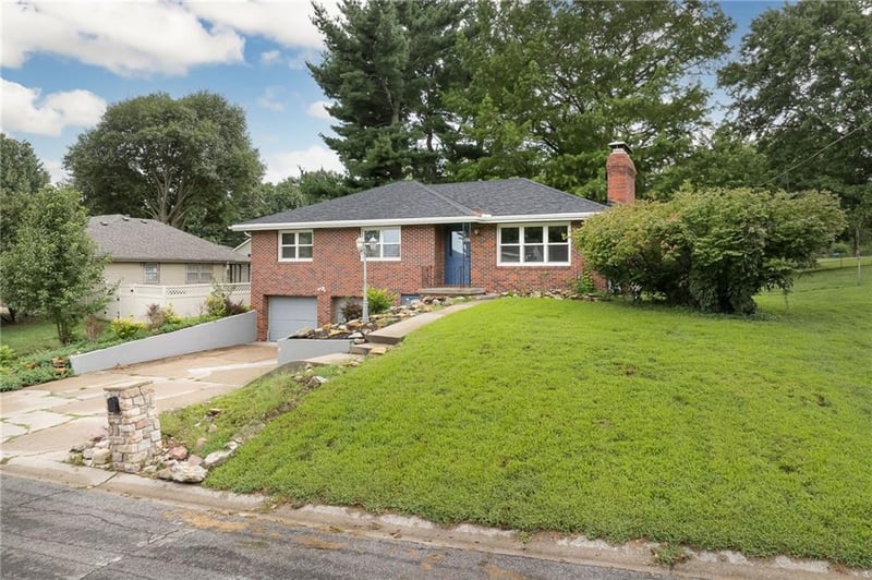 1806 Safari Dr, St Joseph, MO 64506