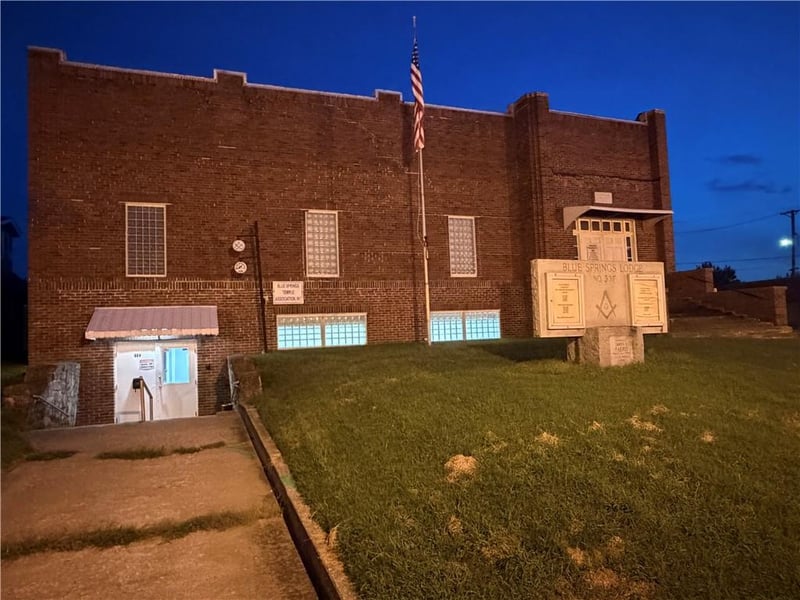 908 W Main St, Blue Springs, MO 64015