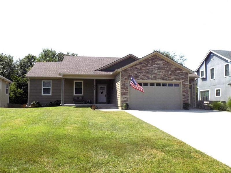 211 Hillside Dr, Baldwin City, KS 66006