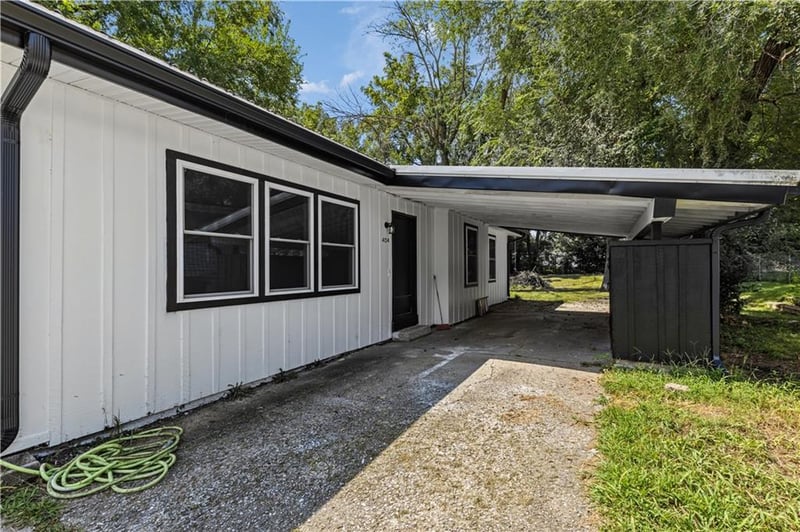 404 8th St, Warrensburg, MO 64093