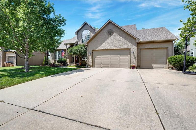 826 Trailway Dr, Raymore, MO 64083